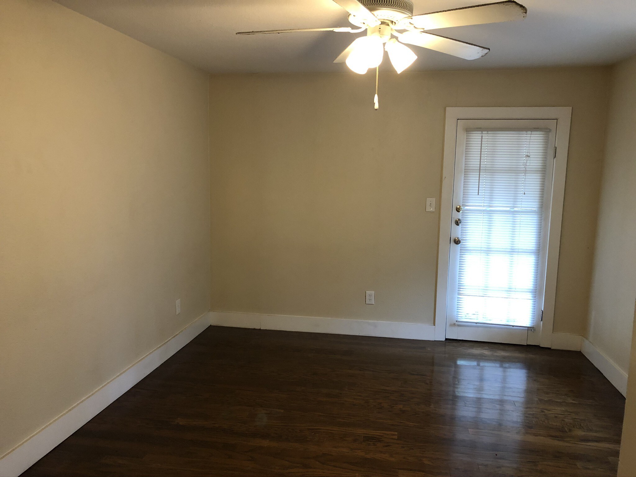 Building Photo - 1523 Owasso St