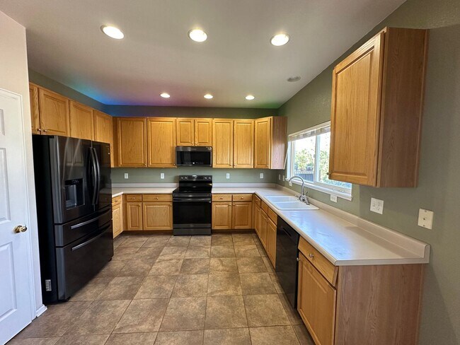 Building Photo - 5 Bed 4 Bath Home in Springs Ranch!!!