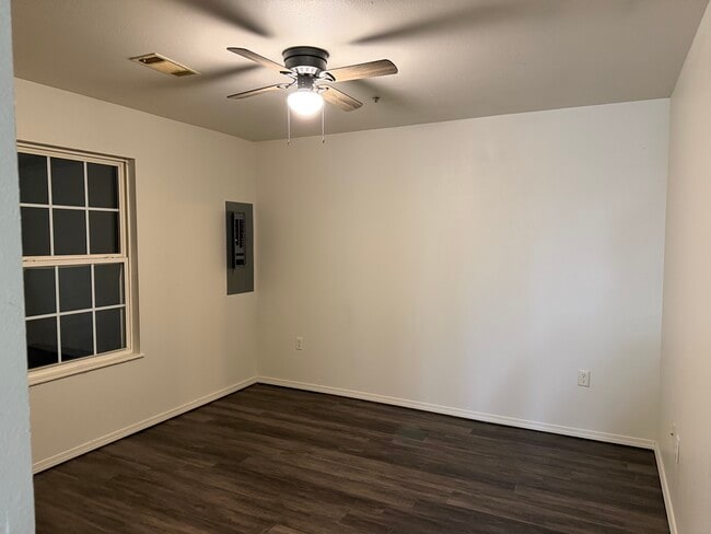 Building Photo - Triplex 300-2