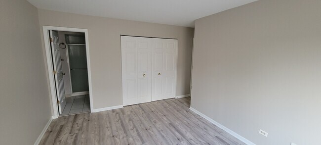 Building Photo - 274 W Ct of Shorewood