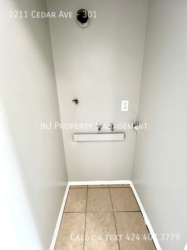 Building Photo - 2211 Cedar Ave