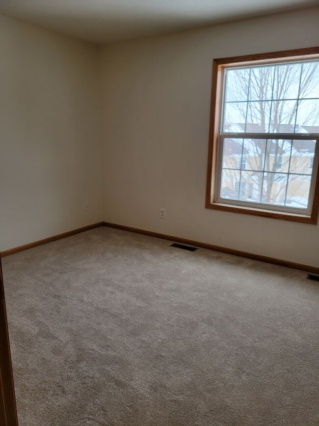 Building Photo - 2 Level Townhouse