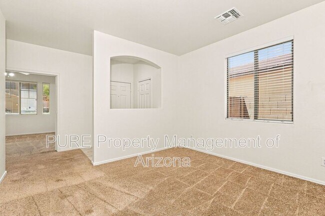 Building Photo - 1136 E Nickleback St