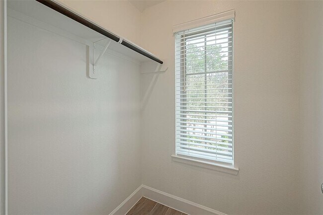 Building Photo - 213 McCrea Ct