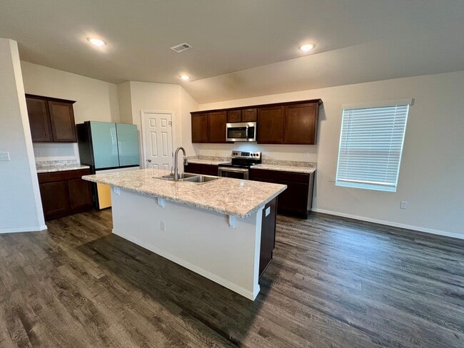 Building Photo - 8109 Dogwood Dr