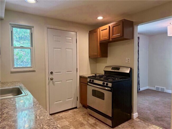 Building Photo - 823 Killarney Dr