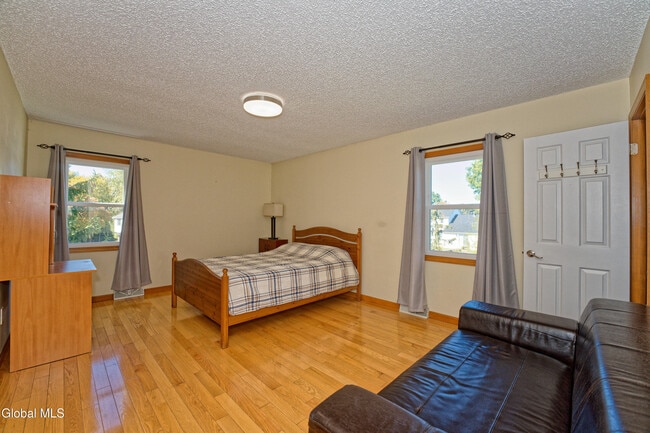 Building Photo - 5 Shamrock Cir