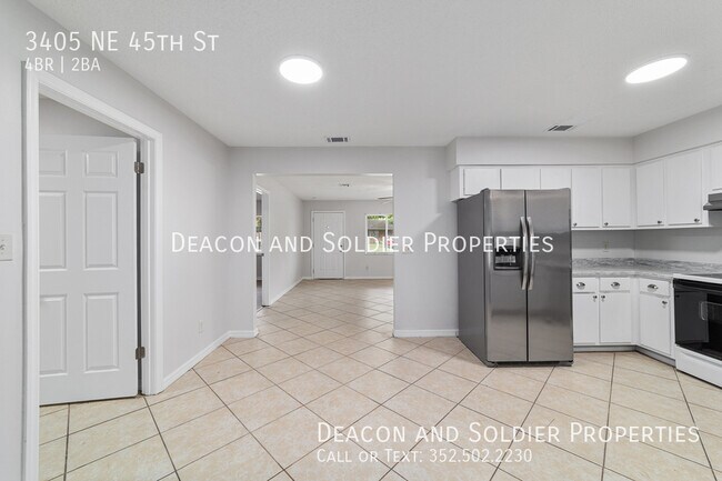 Building Photo - 3405 NE 45th St