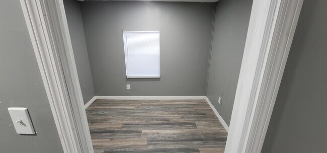 Building Photo - 9660 Valerie St