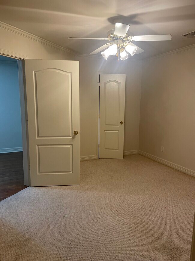 Building Photo - 617 N State St