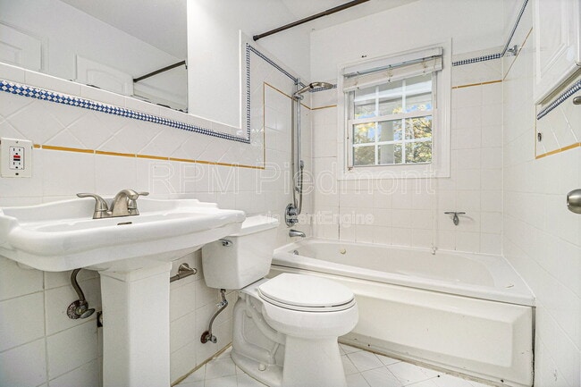 Building Photo - 2570 Northside Dr NW