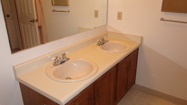 Building Photo - Cambridge Commons - 2 Bedrooms - 3 Bathroo...