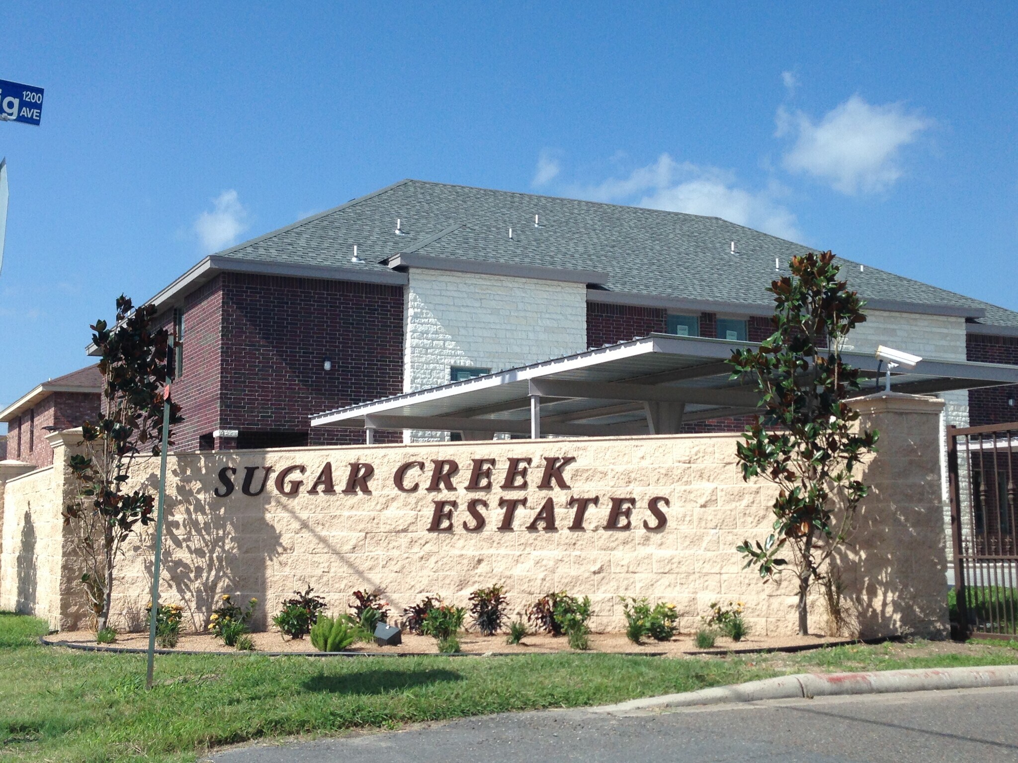 Building Photo - 1306 W Fig Ave