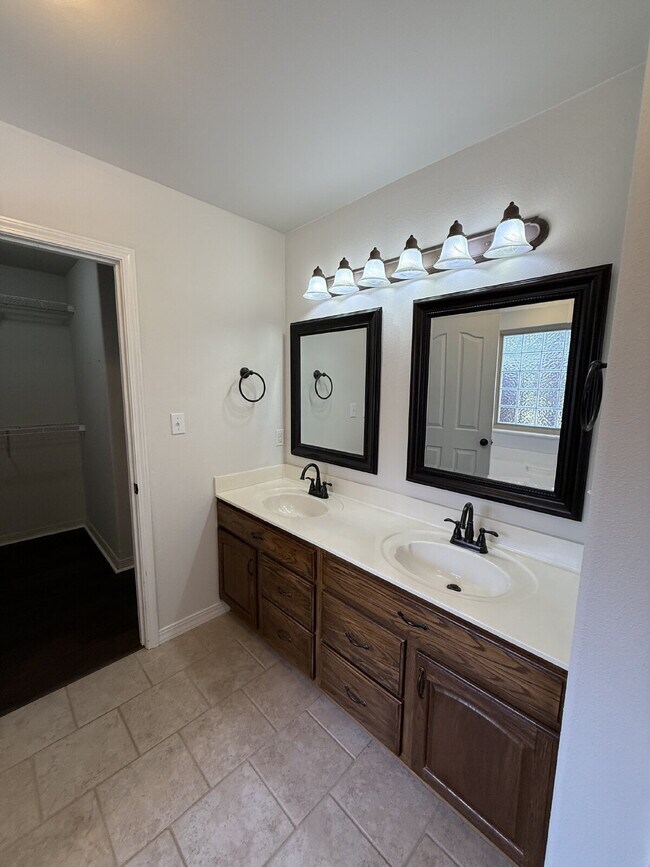 Building Photo - Spacious 3 BR with a fenced in backyard