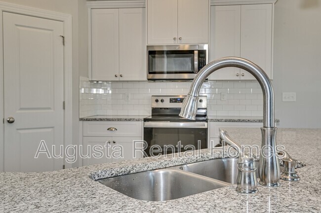 Building Photo - 909 Chesford Dr