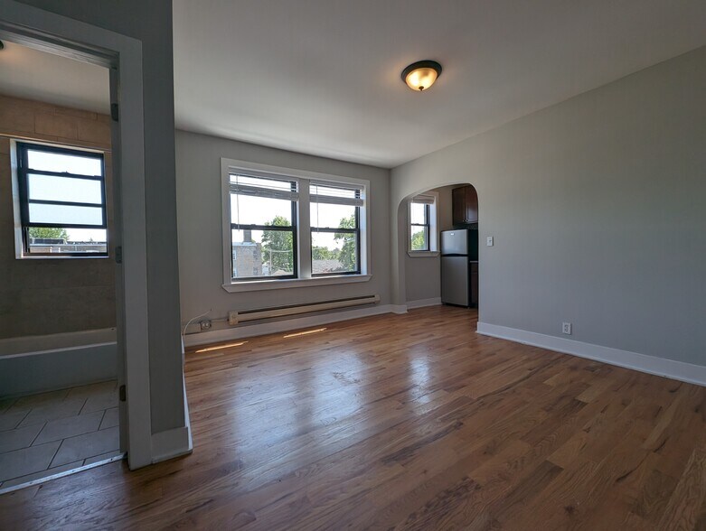 Building Photo - 4542 N Damen Ave