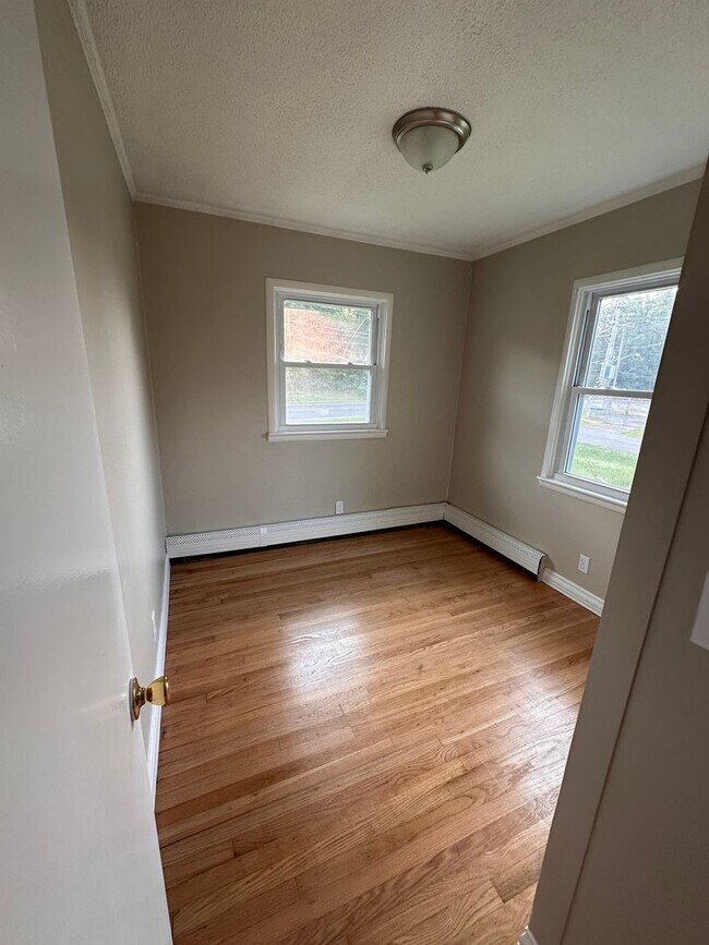 Building Photo - 3 bedroom single family house with attache...