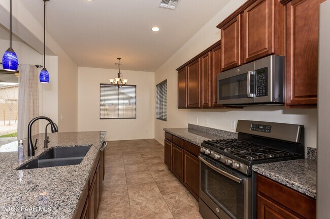 Building Photo - 926 N Gomez St