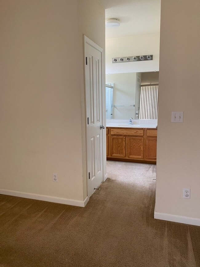 Building Photo - Ione Home near Golf Course