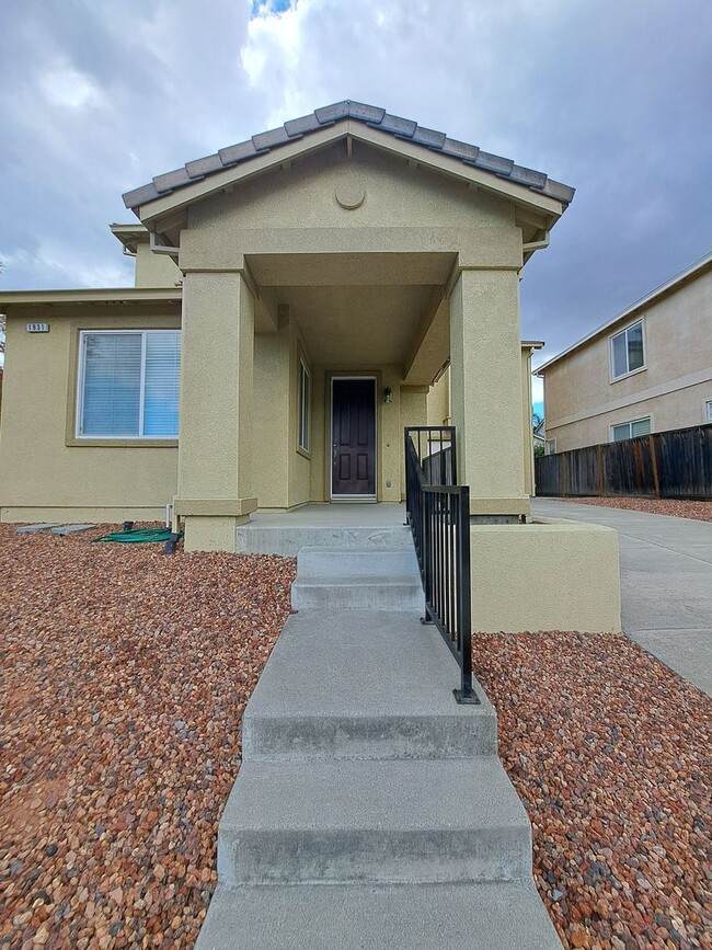 Building Photo - Expansive 3 bedroom/2.5 Bath Home in Corde...