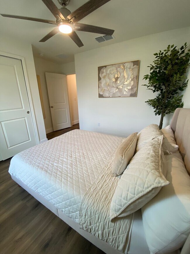 Building Photo - *1000 OFF 1ST MONTH FREE* Spacious 4 Bed, ...