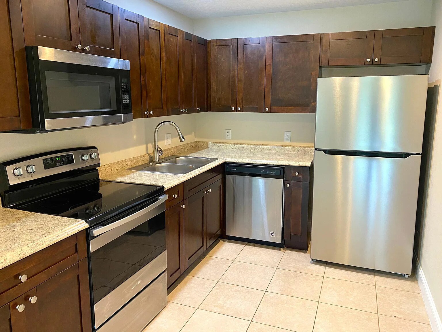 Building Photo - 484 Martigues Dr