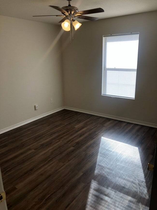 Building Photo - Full Brick 3 bed 2 bath 2 car Garage with fenced back yard! All new paint, Flooring, appliances!!