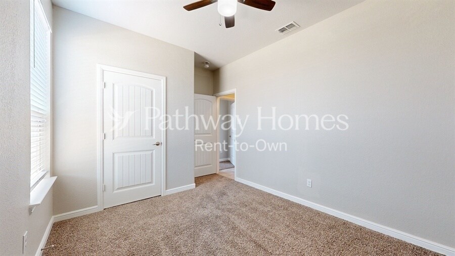 Building Photo - 1000 Meadow Scape Dr
