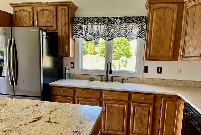 Building Photo - One Level Home in New London