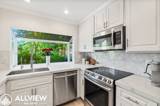 Building Photo - 2 br, 2.5 bath House - 8 Clover Hill Lane