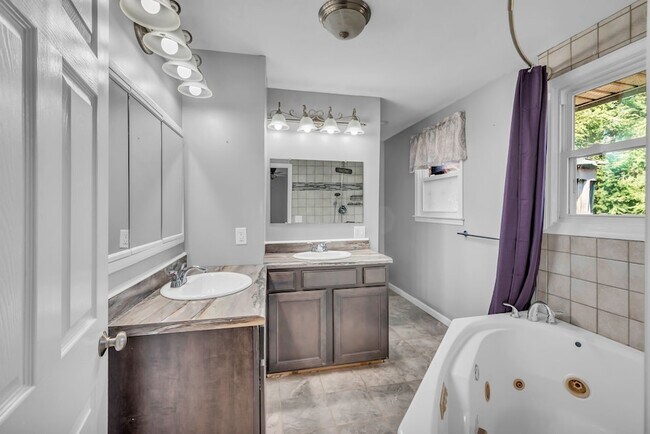 Building Photo - 1065 Lakeland Dr