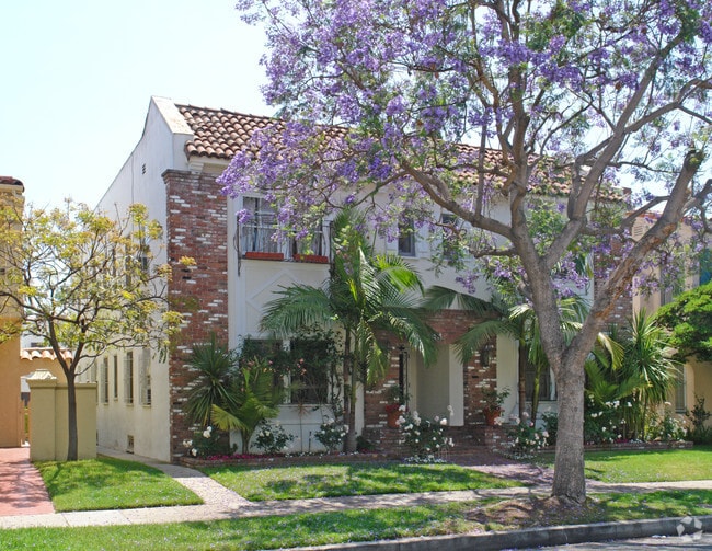 Building Photo - 144 N La Peer Dr