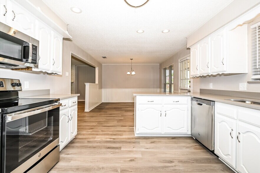 Building Photo - 708 Village Green Dr