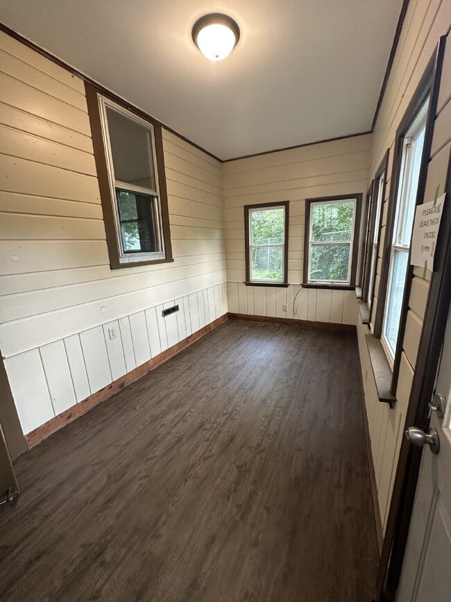 Building Photo - 1253 Evergreen Ave