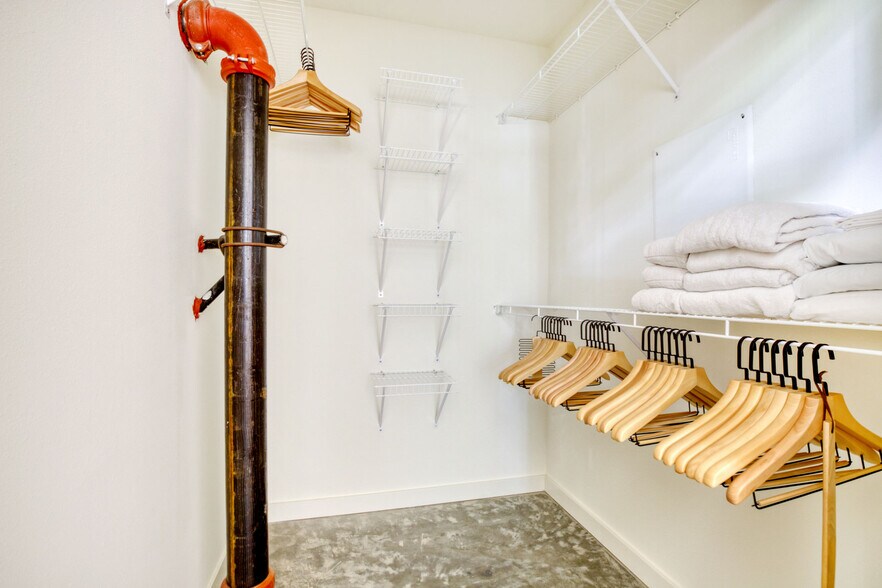 Building Photo - 330 3rd Ave W