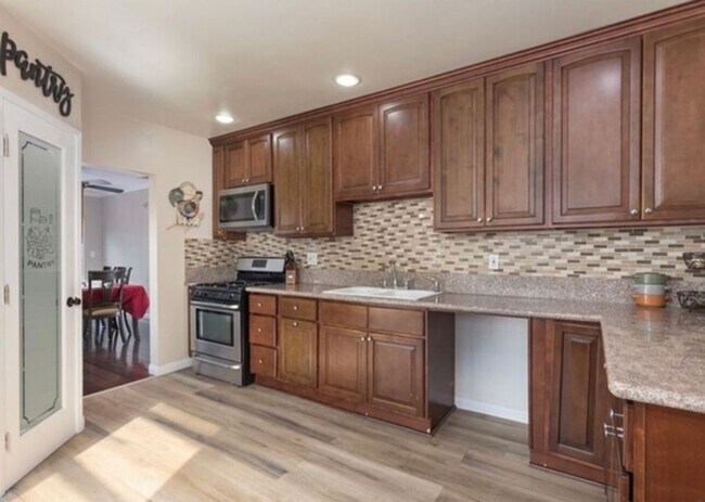 Building Photo - **LAKEWOOD HOME** THREE BEDROOM READY FOR JULY MOVE-IN