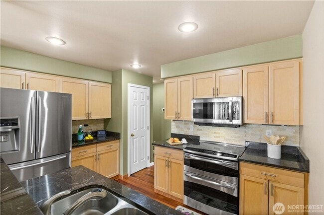 Building Photo - Town house available in desirable woodinville