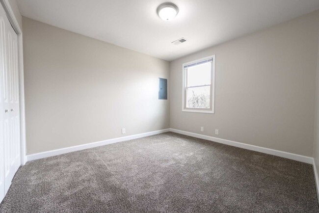Building Photo - Look and Lease Special! $200 off rent!!!