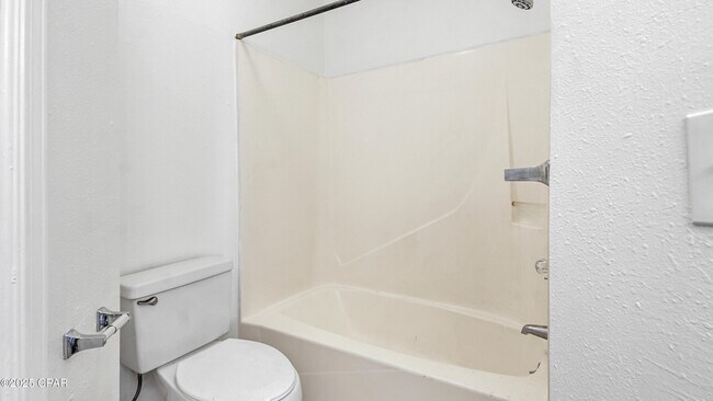 Building Photo - 4114 Holiday Dr