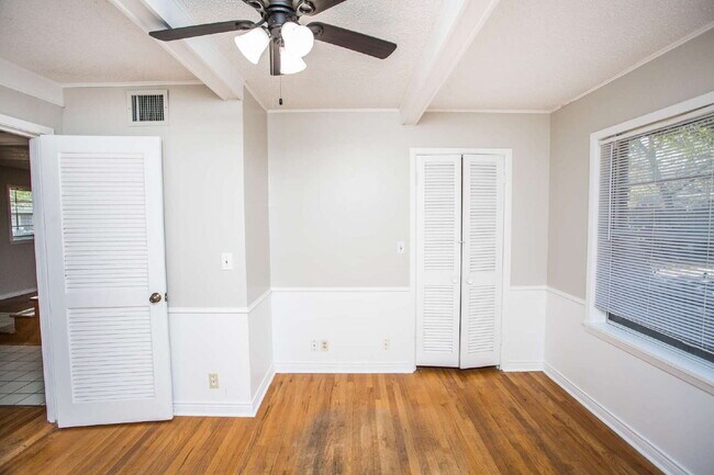 Building Photo - "Spacious 5-Bed Oasis with Granite Elegance & Hardwood Charm in Lubbock!"