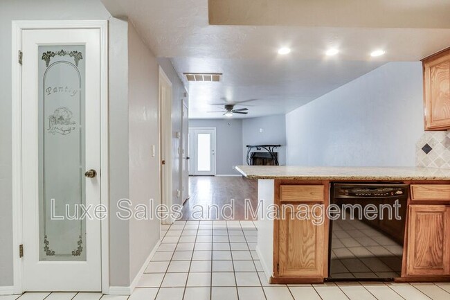 Building Photo - 13813 Fairhill Ave