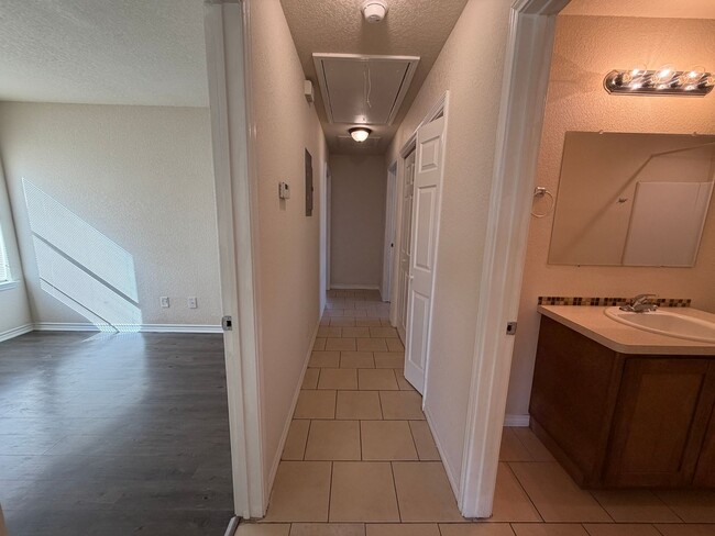 Building Photo - 3 bedroom, 2 bath with no carpet in a cul-de-sac street!