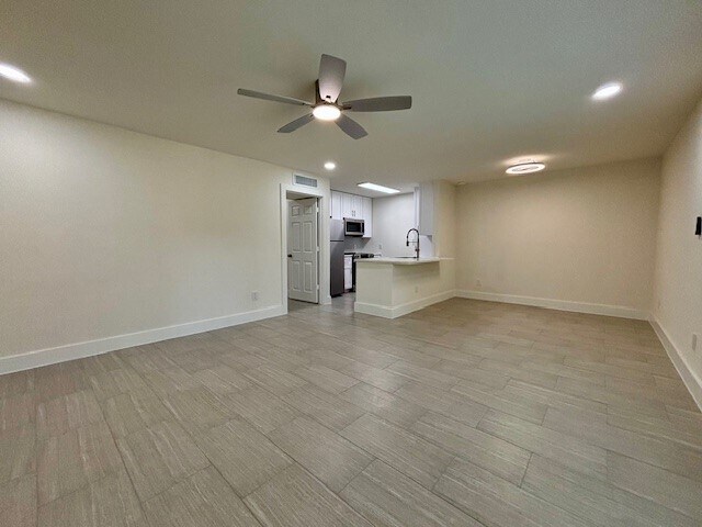 Building Photo - 2121 Fountain View Dr