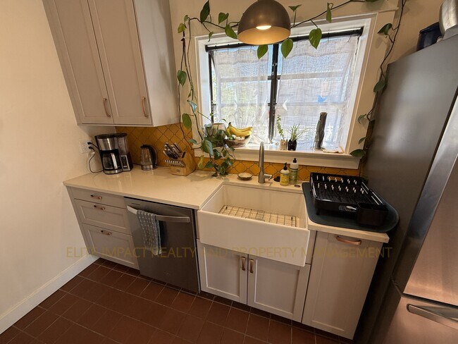 Building Photo - 2548 E 3rd St