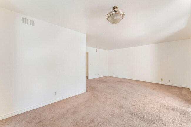 Building Photo - 4360 Sandy River Dr