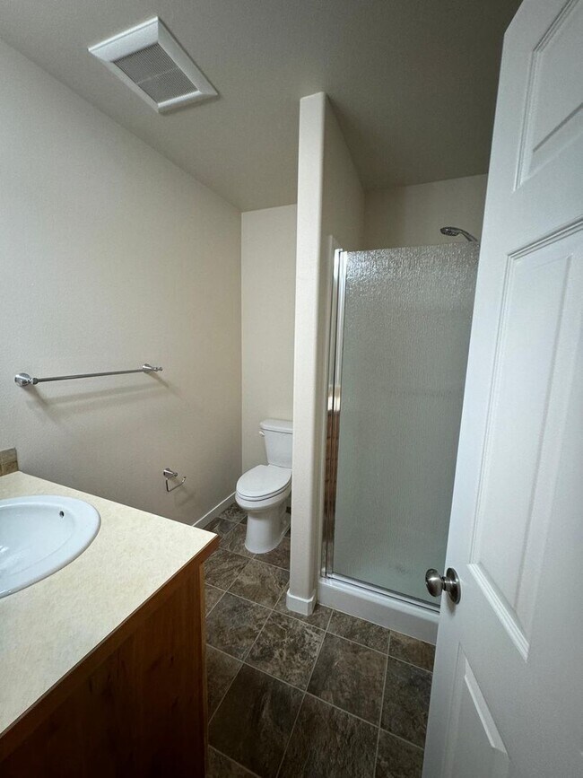 Building Photo - Spacious Duplex in Badger Mountain South