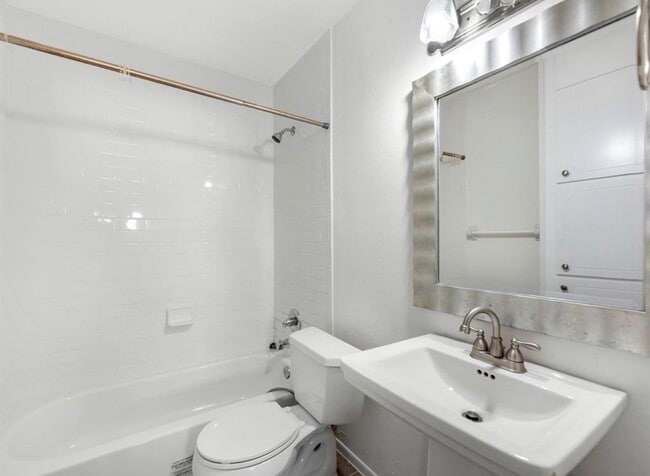 Building Photo - 6402 Del Monte Dr