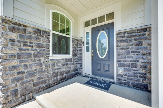 Building Photo - Gorgeous 4 bed 3.5 bath French country hom...