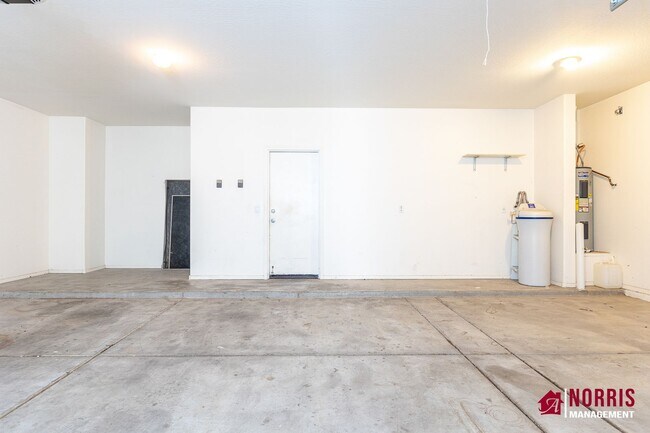 Building Photo - Beautiful Large Home Available Now!