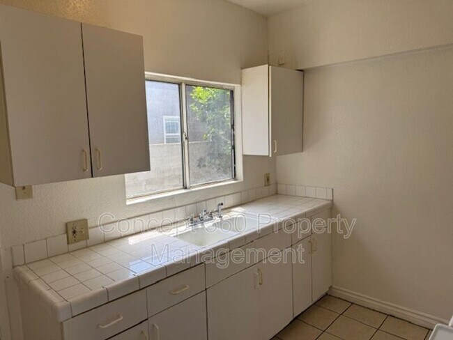 Building Photo - 758 Cerritos Ave